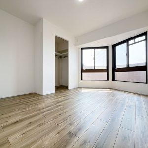 7帖洋室はウォークインクローゼットがあって洋服がたくさん収納でき、お部屋が綺麗に保てます(居間)