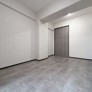 7帖洋室はウォークインクローゼットを備え、主寝室としても快適にお使いいただけます(内装)
