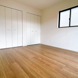 ７帖洋室は二面採光でお部屋を明るく照らしてくれます！