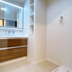 W1000の大きな洗面台を新調。三面鏡の裏は全て収納になってます。