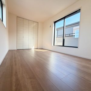 バルコニーに面している７．５帖洋室は日差しがたくさん入る明るいお部屋となっております(^^♪(内装)