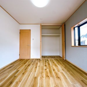 洋室7帖・床のウッド調とアクセントクロスでおしゃれなお部屋に(^^)(内装)