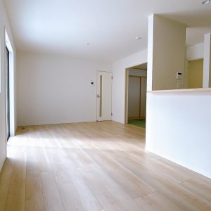 １６帖ＬＤＫ　隣の和室（５．２帖）の扉を開ければ、２１．２帖と広々空間に。(居間)