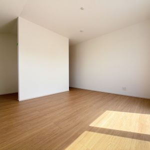 バルコニーに出るお部屋で日の光がたくさん入るので嬉しい(^^♪(内装)