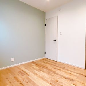 優しい色合いのパステルカラーのアクセントクロスを取り入れた、4.5帖の洋室は子供部屋としても使いやすいですね♪(内装)