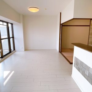 白を基調としたリビングダイニング。(居間)