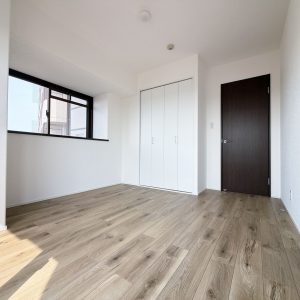 二面採光でお明るく風通しの良いお部屋です(居間)