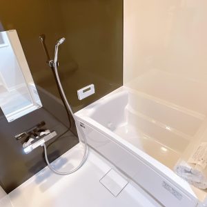 新たに浴室乾燥機を設置したユニットバス。足も伸ばせる大きなバスタブ。(風呂)