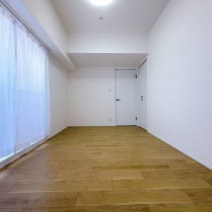 7.2帖のゆとりある洋室。ベッドやデスクを配置してもゆとりがあり、主寝室としても快適にお使いいただけます(内装)