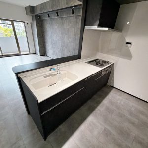 食洗機を備えたカウンターキッチン。家事の負担を軽減しながら、家族との会話も楽しめる使い勝手の良いキッチンです(キッチン)