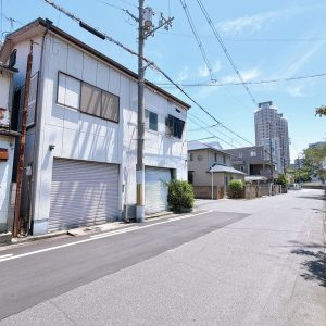 駅やスーパーが徒歩10分圏内で利便性の高い立地です。小中学校も徒歩10分圏内なのでお子様のおられるご家庭は安心ですね(^^♪(外観)