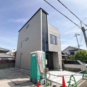 広々とした玄関とホールが、帰宅時にもゆとりを感じさせる開放的な空間に(^^)(外観)