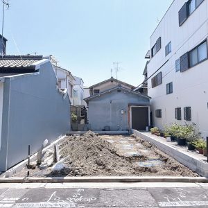 閑静な住宅街に位置し、落ち着いた住環境でゆったりと暮らせます(外観)