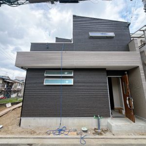 駐車スペースも確保されており、お車をお持ちのご家庭にも嬉しい住まいです(^^)(外観)