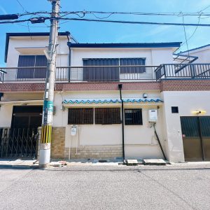 スーパーやコンビニ、薬局などの生活利便施設が徒歩約5分圏内にございますので日々のお買い物にも便利な住環境です♪(外観)
