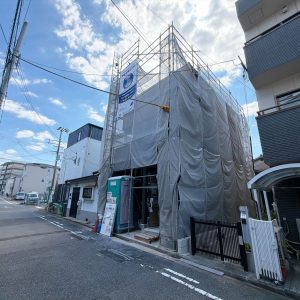 閑静な住宅街に位置し、落ち着いた住環境でゆったりと暮らせます(外観)