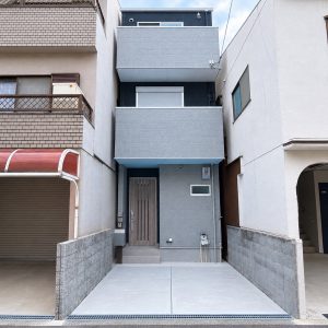 建物前面には駐車スペースを確保しており、日々の車の出し入れにも便利です(^^)(外観)