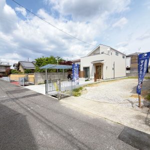 現地（2026年4月）撮影 前面道路は5.9ｍのゆとりのある幅員で車の出入りもストレスなく行えそうです。(外観)