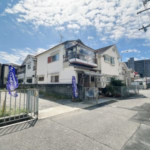 現地（2026年5月）撮影 前面道路は5.9ｍのゆとりのある幅員で車の出入りもストレスなく行えそうです。(外観)