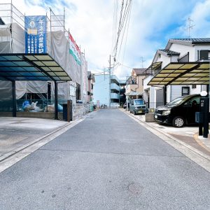 前道はゆったり北側約5.0ｍ、東側約8.5ｍで車庫入れも安心です！(外観)