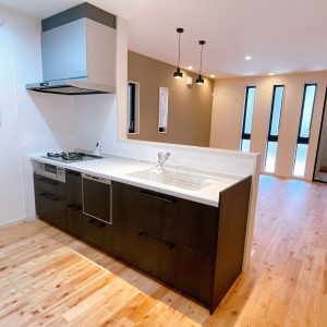 リビングを見渡せるカウンターキッチンで家族との会話も弾みます♪(キッチン)