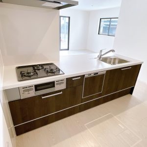 会話がはずむ対面式キッチン。調理スペースもしっかりあり、作業もはかどります(^^)食器洗い乾燥機付きで後片付けも楽チン♪(キッチン)