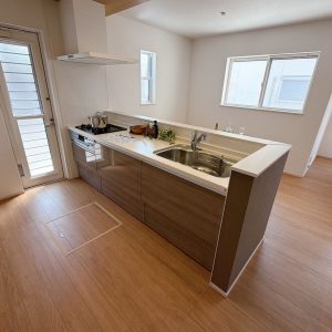 収納スペースが豊富なシステムキッチンで機能性◎(キッチン)