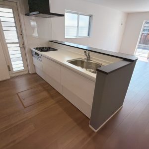 リビングが見渡せて家族とのコミュニケーションが広がるカウンターキッチンです♪(キッチン)