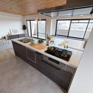 リビングが見渡せるカウンターキッチンで家族との会話も弾みます♪(風呂)