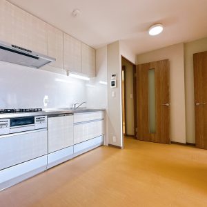 白を基調とした清潔感のあるシステムキッチです。収納スペースが豊富で散らかりがちなキッチン周りが綺麗に保てて嬉しい♪(キッチン)