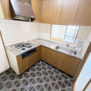 L字型のキッチンで広々としたワークトップを備えているので、調理や洗い物のなどの家事をスムーズに行えます。収納スペースもしっかり確保されており、調理器具や食器類をスッキリ整理できますね(^^)(キッチン)