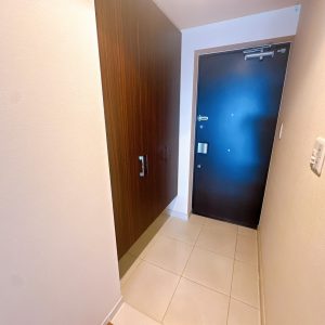 シューズボックスも備え付けられておりますので、玄関周りが散らからず、綺麗に保てますね♪(玄関)