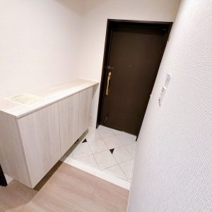 シューズボックスを備えた、すっきりとした玄関です(玄関)