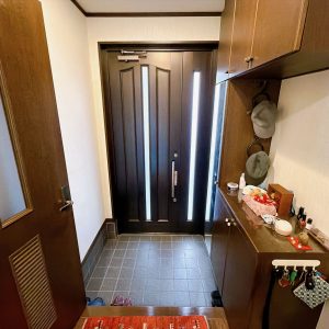 シューズクロークが備え付けられておりますので、玄関が散らからずキレイを保てます♪鍵や小物を置くスペースもあり、使い勝手の良い玄関です(^^)