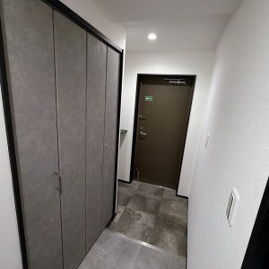 玄関にはシューズボックスを備えており、ご家族分の靴をスッキリ収納可能。いつでも綺麗な空間を保てます（＾＾）(玄関)