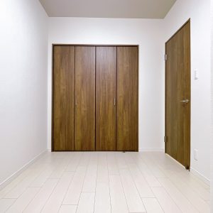 玄関左手の洋室（5帖）子供部屋にどうぞ。(寝室)