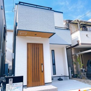 玄関ドアはピタッとキーを採用。自動車のようにスマートに開閉できます♪(外観)