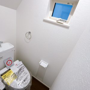 温水洗浄便座を備えたトイレで毎日快適にご使用いただけます。