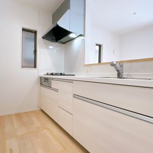 シンプルな扉割とまっすぐに伸びた水平ラインが美しい無駄の無いキッチン。(キッチン)
