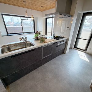 キッチン横に勝手口がありゴミ出しや換気ができます(^^)