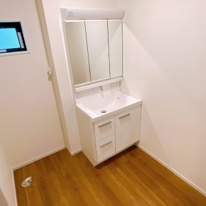 小物の整理に便利な三面鏡収納は、洗面まわりを綺麗な状態にしておけるので快適です♪