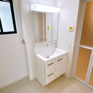 収納力のある三面鏡付き洗面化粧台は洗面まわりをスッキリ保てます♪