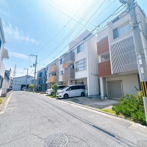 前道は5.7ｍと余裕があり、車通りも少なく、駐車も安心ですね(^^♪(外観)