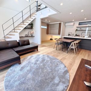 モデルハウスリビング施工例 ZEH水準標準仕様のお家は、断熱性能が高くて、光熱費を抑えやすい仕様になっています