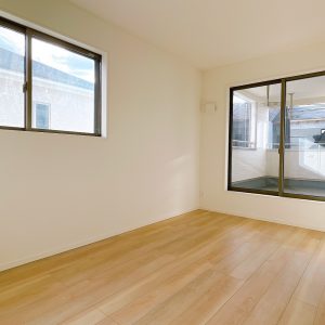 バルコニーに面した２Ｆ洋室（６．７帖）一番広いお部屋です。(寝室)