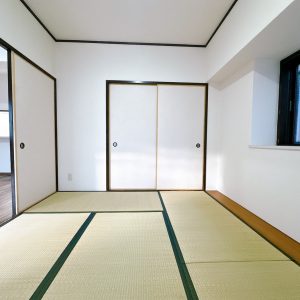 畳の香りに癒される心安らぐ和室は来客用やお昼寝スペースとしても重宝します。(内装)
