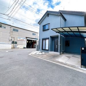 車も車種によっては2台駐車可能です♪(外観)