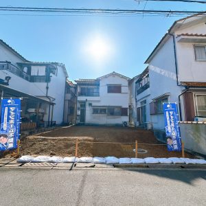 現地（2025年11月）撮影 家を出てすぐの所に広々とした公園があるので子育て世代に嬉しい環境です(外観)