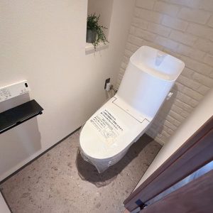 ウォシュレット付きのトイレは現代では必須！綺麗で衛生面に配慮されております。