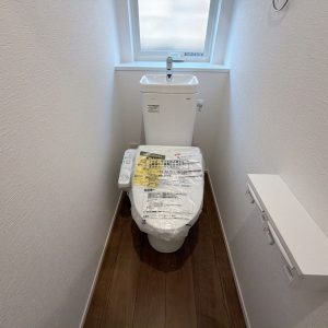 ウォシュレット付きのトイレは現代では必須！綺麗で衛生面に配慮されております。
